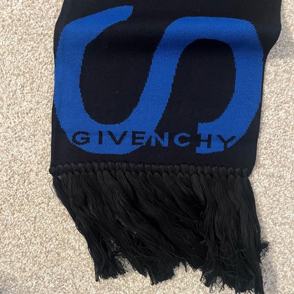 Givenchy Paris football scarf. New without tags! - Picture 3 of 7
